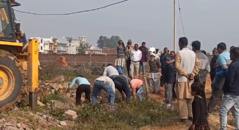 पीडब्ल्यूडी विभाग की ओर से कराई जा रहे हैं सड़क निर्माण कार्य का कुछ लोगों ने जताया विरोध