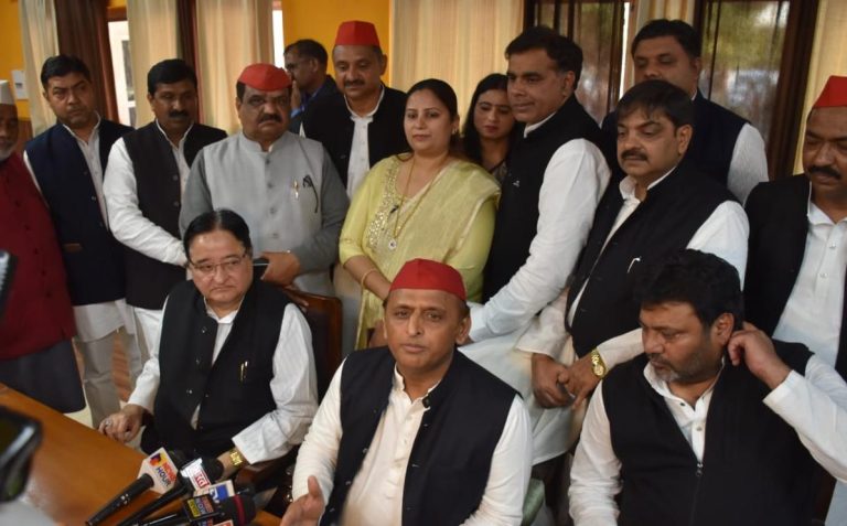 मुरादाबाद पहुंचे सपा प्रमुख अखिलेश यादव ने अस्पताल पहुंच कर संभाल के सांसद का जाना हाल-चाल