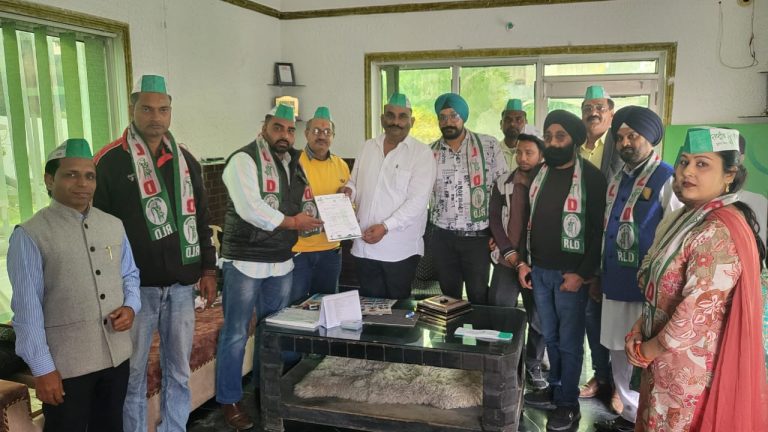 आज राष्ट्रीय लोकदल उत्तराखंड के प्रदेश अध्यक्ष श्रीमान चौधरी हर्ष भान सिंह के कैंप कार्यालय पर हुई बैठक में सैकड़ो की तादाद में लोग अन्य पार्टियों छोड़कर राष्ट्रीय लोक दल में शामिल हुए