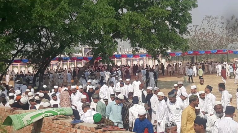 लालुवाला ईदगाह में पारंपरिक तरीके से अदा की गई ईद उल फितर की नमाज, एक दूसरे को गले लगा कर दी मुबारकबाद