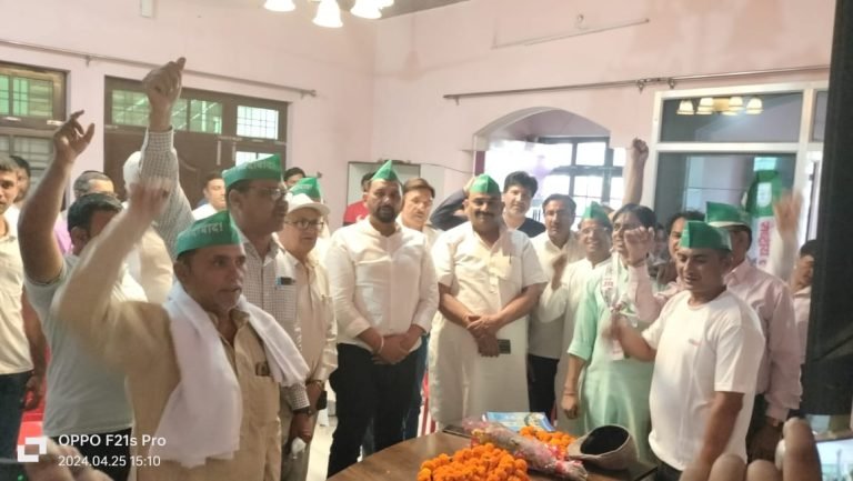 आज राष्ट्रीय लोकदल की एक मीटिंग रुड़की जनपद हरिद्वार में संपन्न हुई बैठक अनुशासन समिति में श्री मोहन चंद्र कांडपाल जी श्री गुरु दर्शन सिंह जी श्री कृष्ण देव जिंदल जी श्री डॉ विक्रांत जी को नामित किया गया