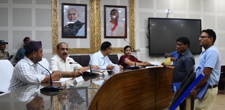 38 शिकायत प्रकरणों/वादों की सुनवाई करते हुये 13 वादों का मौके पर ही निस्तारण किया गया