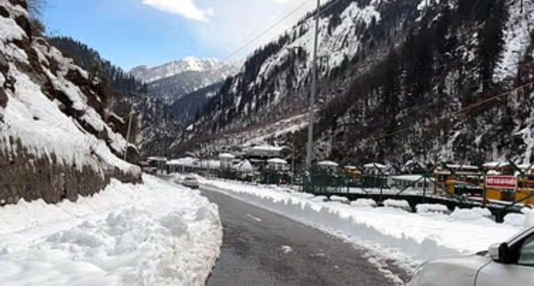 बीआरओ ने 11 फीट के हिमखंड को काटकर बदरीनाथ हाईवे खोला, अब माणा रवाना होंगी टीमें