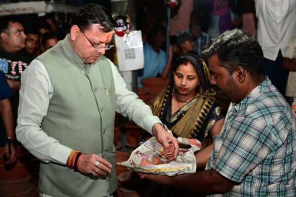 माननीय मुख्यमंत्री पुष्कर सिंह धामी ने खटीमा में जन समस्याएं सुनी, स्वदेशी उत्पादों की खरीदारी को बढ़ावा दिया।