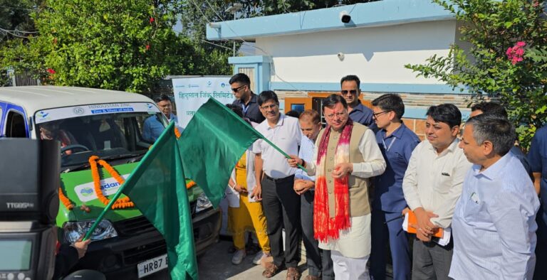 माननीय मुख्यमंत्री पुष्कर सिंह धामी ने 09 मोबाइल मेडिकल यूनिट (एम्बुलेंस) को हरी झंडी दिखाकर किया रवाना।