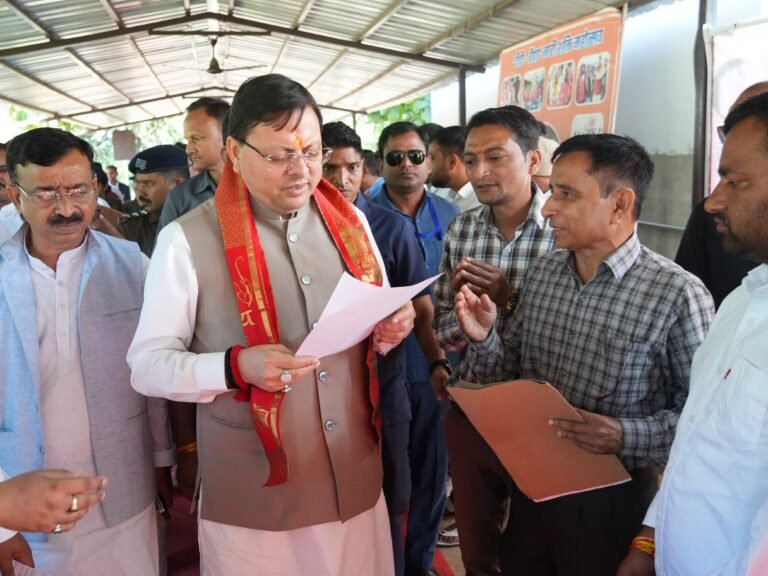 मुख्यमंत्री पुष्कर सिंह धामी ने खटीमा में जनता से की मुलाकात, जनसमस्याओं के त्वरित निस्तारण के दिए निर्देश