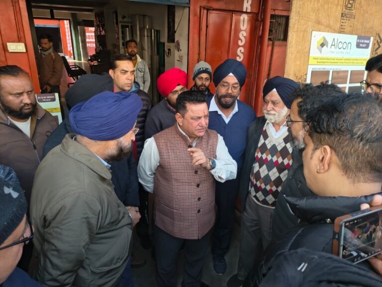 काशीपुर में आरओबी पर हाइट बैरियर के विरोध में व्यापारियों का प्रदर्शन