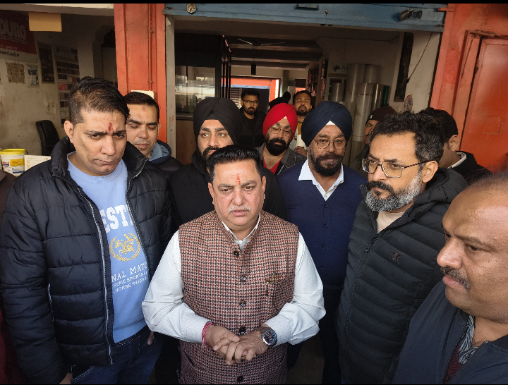 काशीपुर में आरओबी पर हाइट बैरियर के विरोध में व्यापारियों का प्रदर्शन