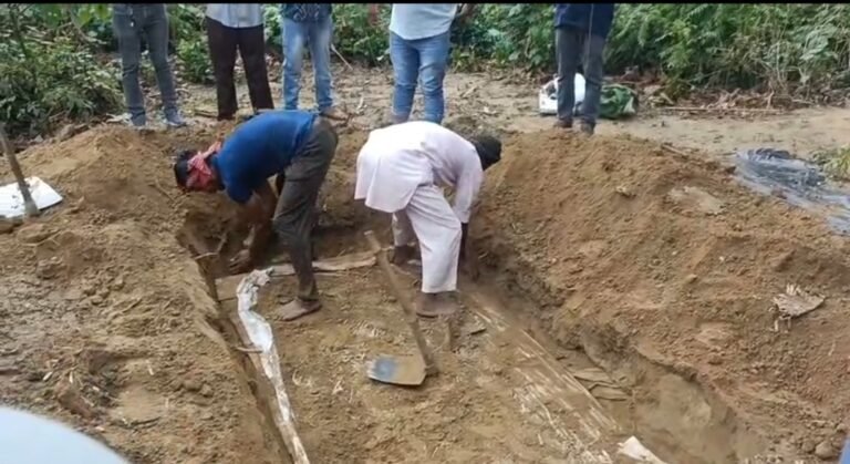हाईकोर्ट के आदेश पर 19 दिन बाद काशीपुर कब्र से निकाला गया मुर्सलीन का शव, दोबारा पोस्टमार्टम के लिए भेजा गया