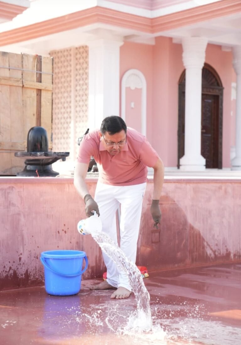 खटीमा मुख्यमंत्री धामी ने माता पूर्णागिरि मंदिर में किया श्रमदान, स्वच्छता का दिया संदेश