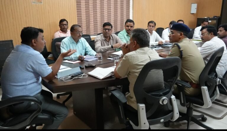 पंतनगर एयरपोर्ट की सुरक्षा व्यवस्था होगी मजबूत, डीएम ने दिए सख्त निर्देश