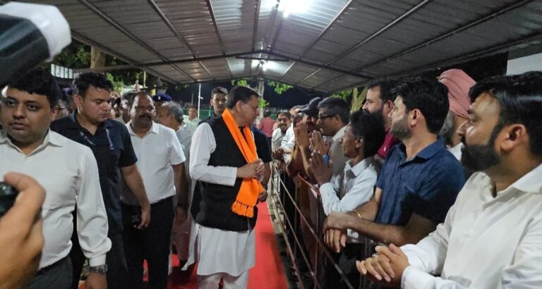 खटीमा पहुंचे मुख्यमंत्री पुष्कर सिंह धामी, जनता की समस्याएं सुन अधिकारियों को दिए त्वरित समाधान के निर्देश