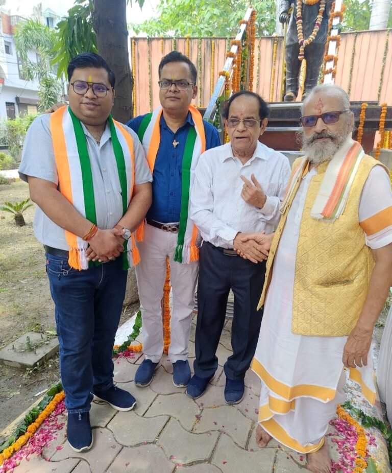 पंत पार्क में मनाई गई भारत रत्न पंडित गोविंद बल्लभ पंत की जयंती विभिन्न राजनीतिक एवं सामाजिक संगठनों से जुड़े लोगों ने पुष्प अर्पित कर किया नमन